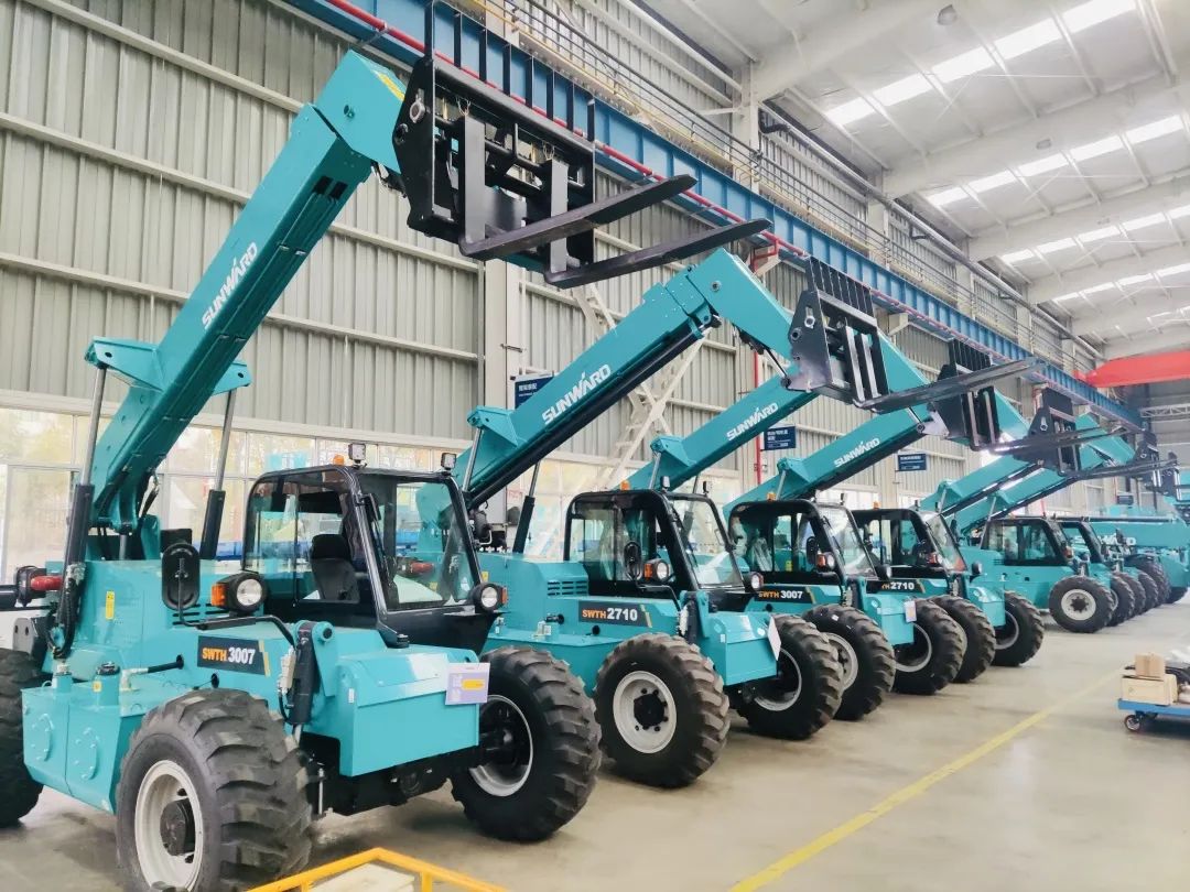 “兔飞猛进”添新品！！！鸿运国际智能两款伸缩臂叉装车同时下线