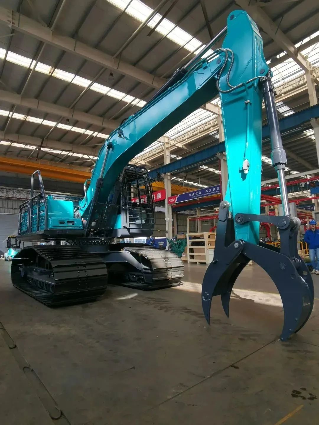 翻山越岭，称霸“武林”！！！鸿运国际智能首款中型林业挖掘机乐成下线