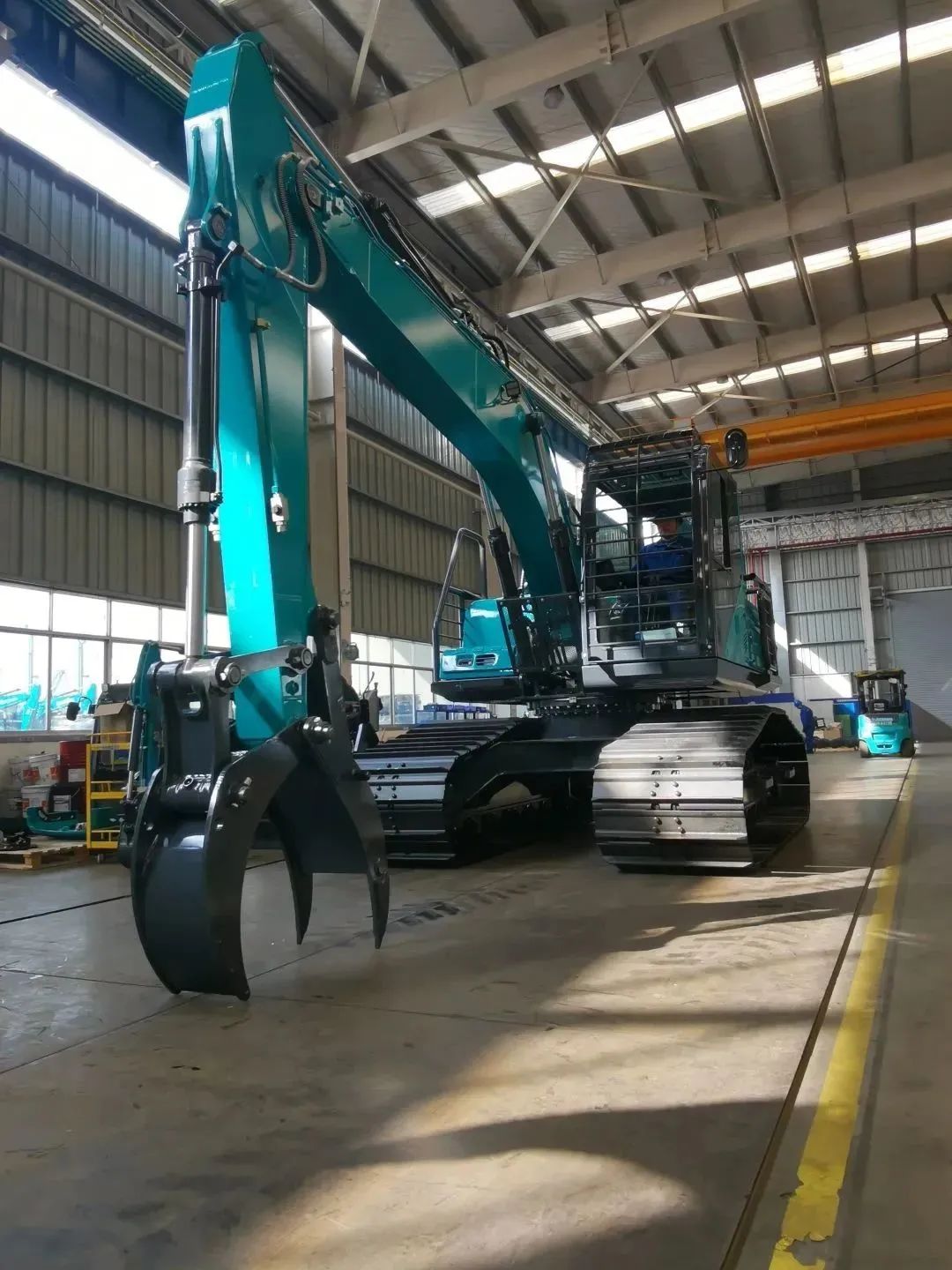 翻山越岭，称霸“武林”！！！鸿运国际智能首款中型林业挖掘机乐成下线