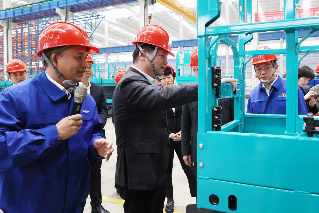 付旭明慰问鸿运国际智能市三八红旗头并督导清静生产事情