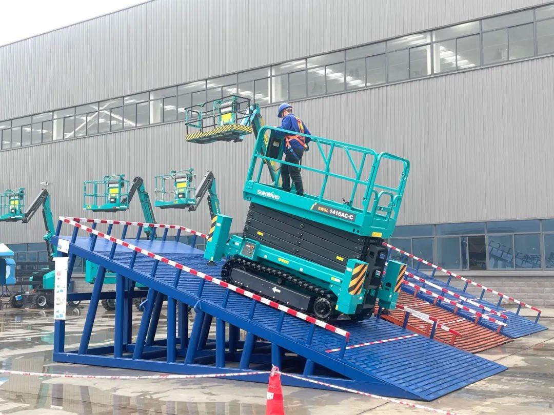 出厂即“出道”！！！鸿运国际智能首款履带剪叉式高空作业平台批量上市