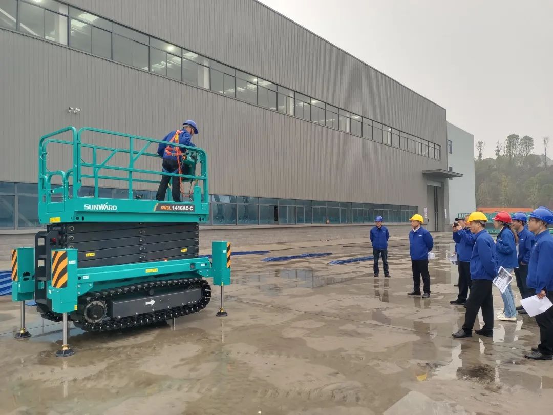 出厂即“出道”！！！鸿运国际智能首款履带剪叉式高空作业平台批量上市