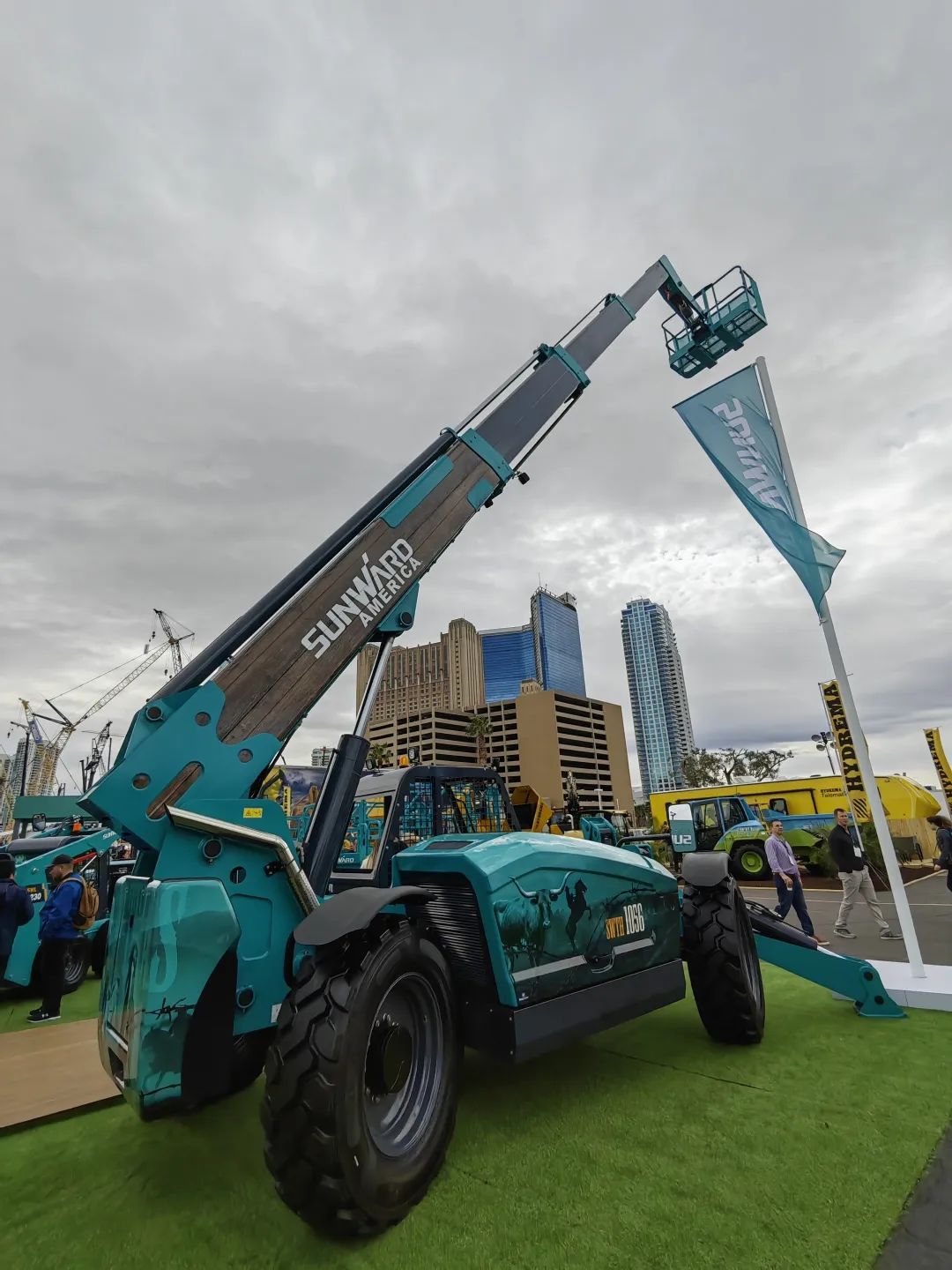 拉展直播 | 鸿运国际智能高空精品亮相2023美国拉展，哪款是你的最爱？