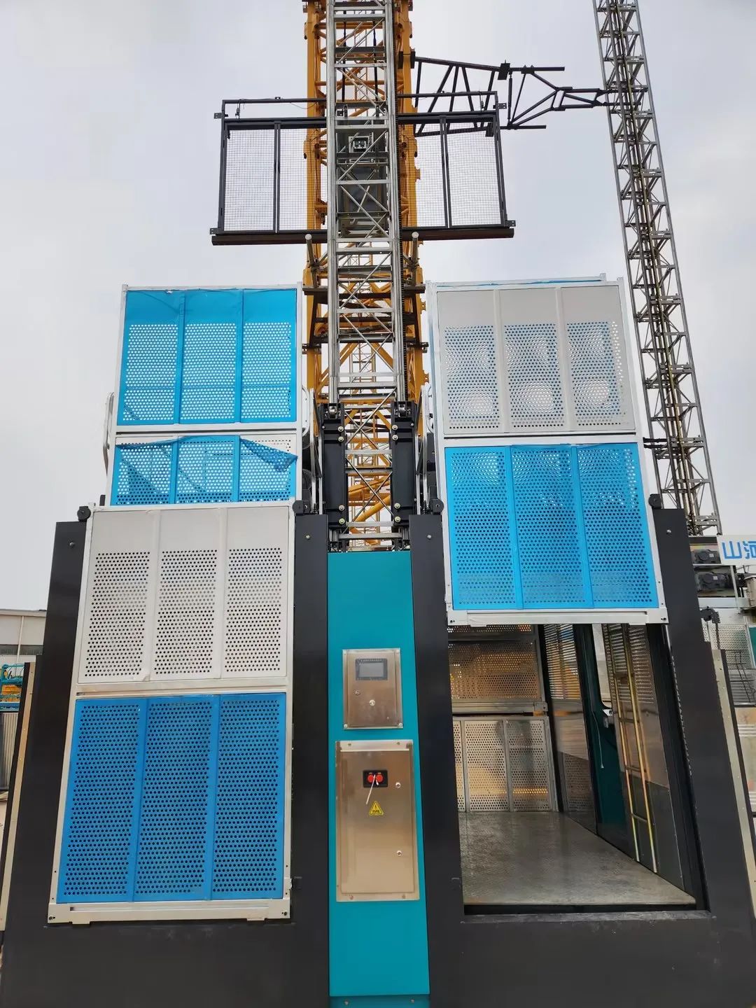 科技显能、再添新品！！！鸿运国际江麓智能施工升降机乐成下线