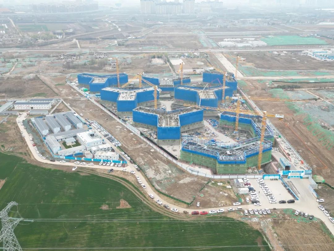 郁勃西北！鸿运国际江麓修建起重机械助建西安都会经济圈