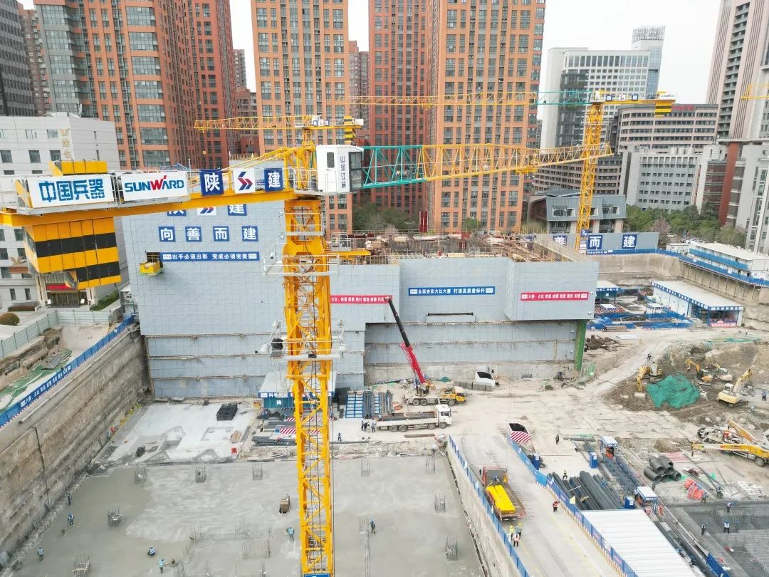 郁勃西北！鸿运国际江麓修建起重机械助建西安都会经济圈