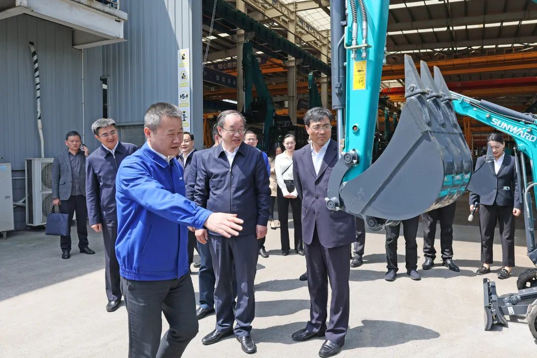 人社部党组成员、、副部长俞家栋考察调研鸿运国际智能