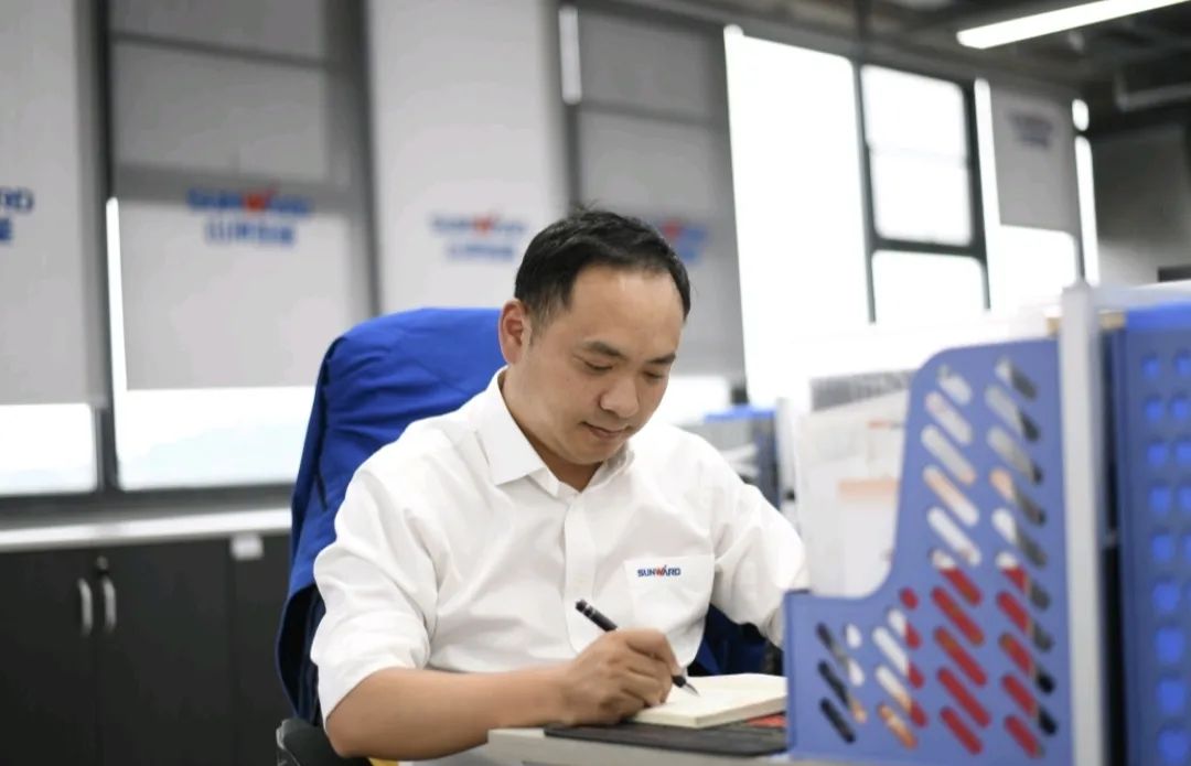 长沙市召开庆！拔逡弧惫世投诖蠡，，鸿运国际智能1个人1整体获表扬！