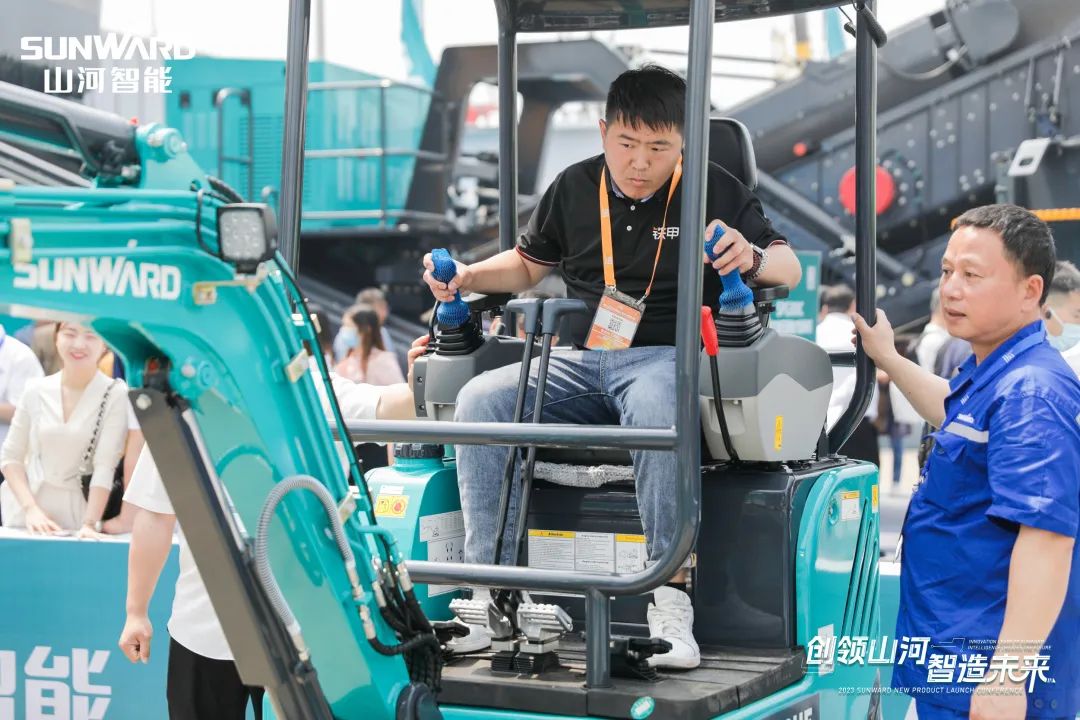 精品出击、、、互动一直！！！鸿运国际智能F系列挖掘机闪灼长沙展