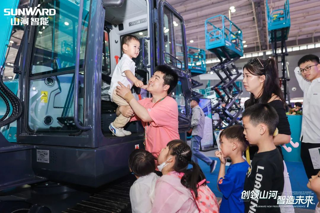 精品出击、、、互动一直！！！鸿运国际智能F系列挖掘机闪灼长沙展