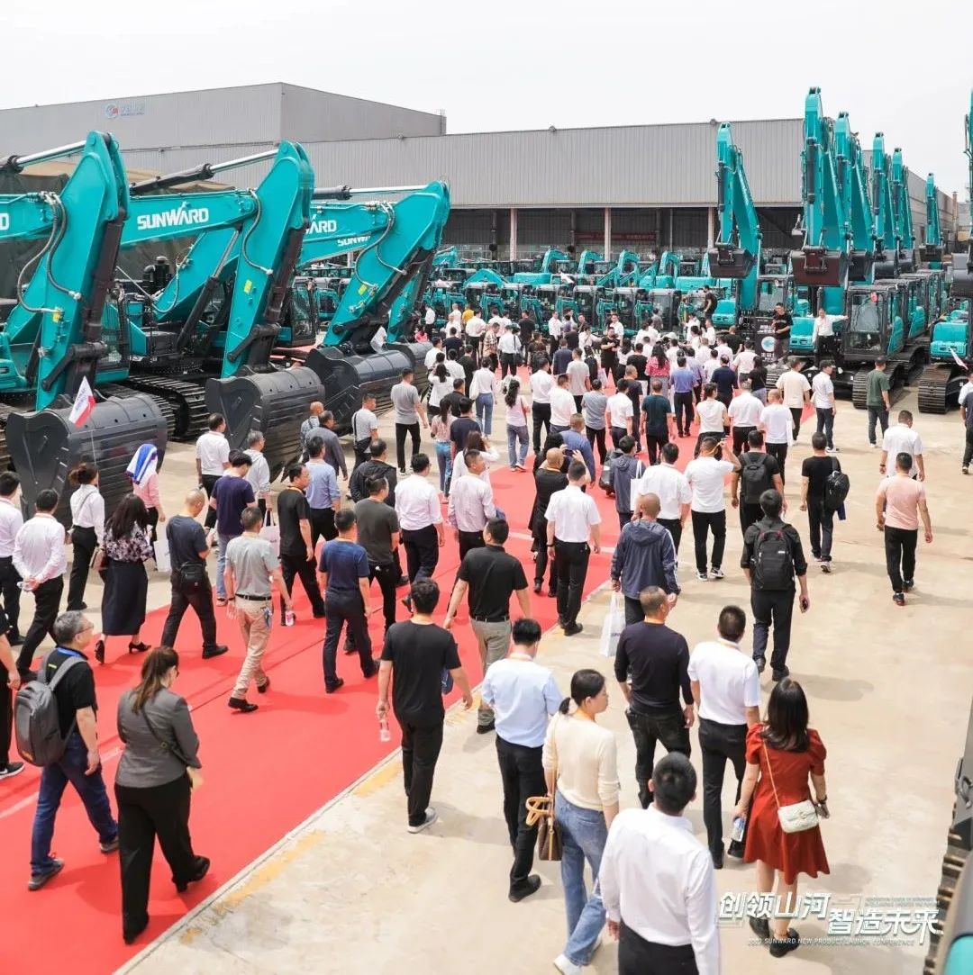 精品出击、、、互动一直！！！鸿运国际智能F系列挖掘机闪灼长沙展