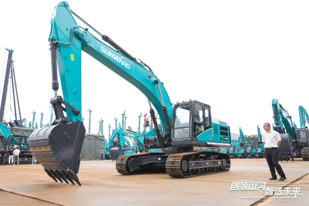 精品出击、、、互动一直！！！鸿运国际智能F系列挖掘机闪灼长沙展