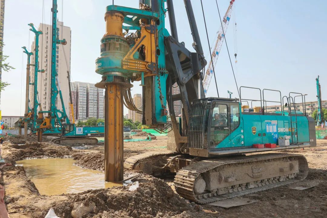闪灼首都！！鸿运国际智能旋挖钻机集群助力民生工程
