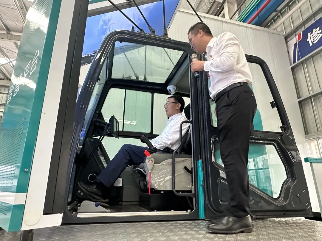 中国联通集团副总司理梁宝俊到访鸿运国际智能