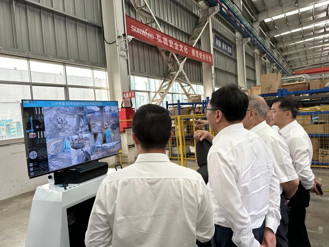 中国联通集团副总司理梁宝俊到访鸿运国际智能