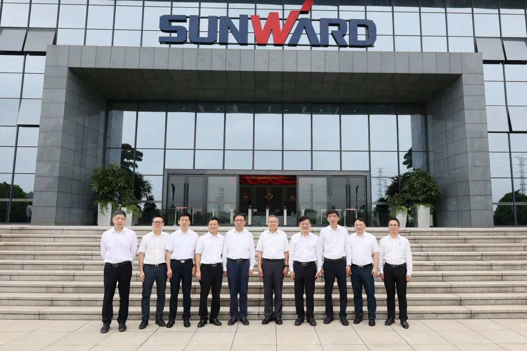 中国联通集团副总司理梁宝俊到访鸿运国际智能