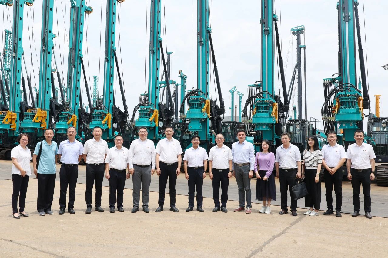 中国收支口银行总行党委委员、、、副行长李钧一行调研鸿运国际智能