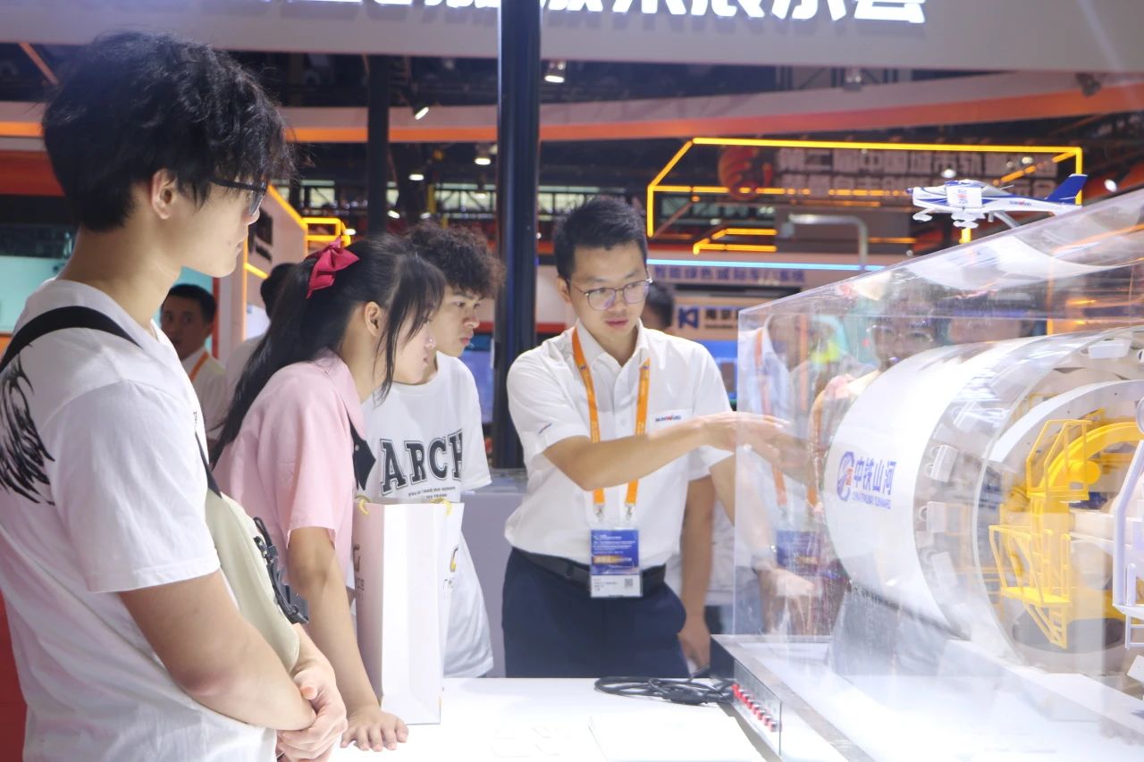 中铁鸿运国际亮相首届广州大湾区国际轨道交通工业生长论坛暨展览会