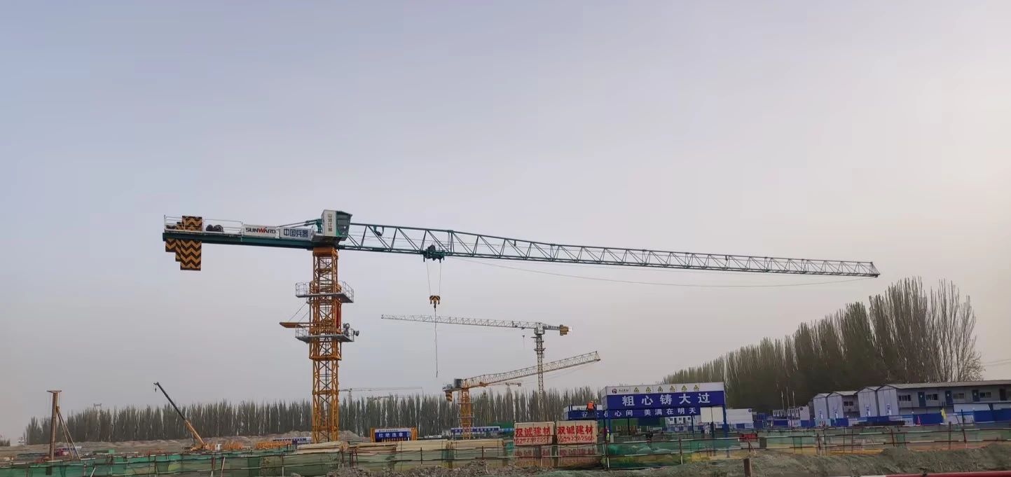 天山脚下的画师！！鸿运国际江麓群塔援疆建设新景致