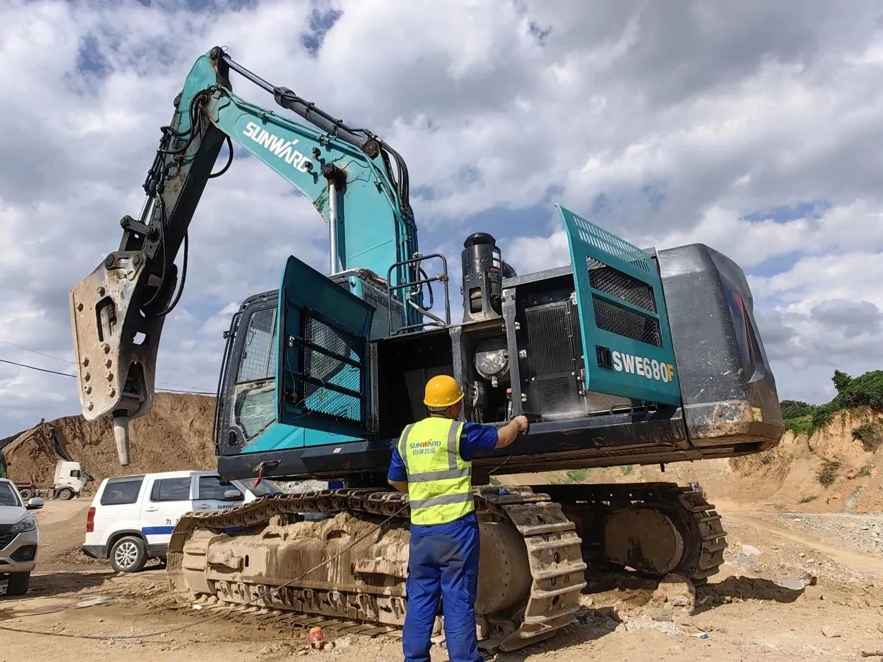 步履一直，，服务不止！！！鸿运国际智能挖掘机服务万里行火热举行中