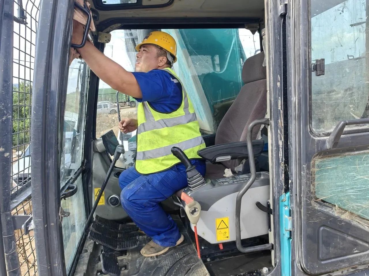 步履一直，，服务不止！！！鸿运国际智能挖掘机服务万里行火热举行中