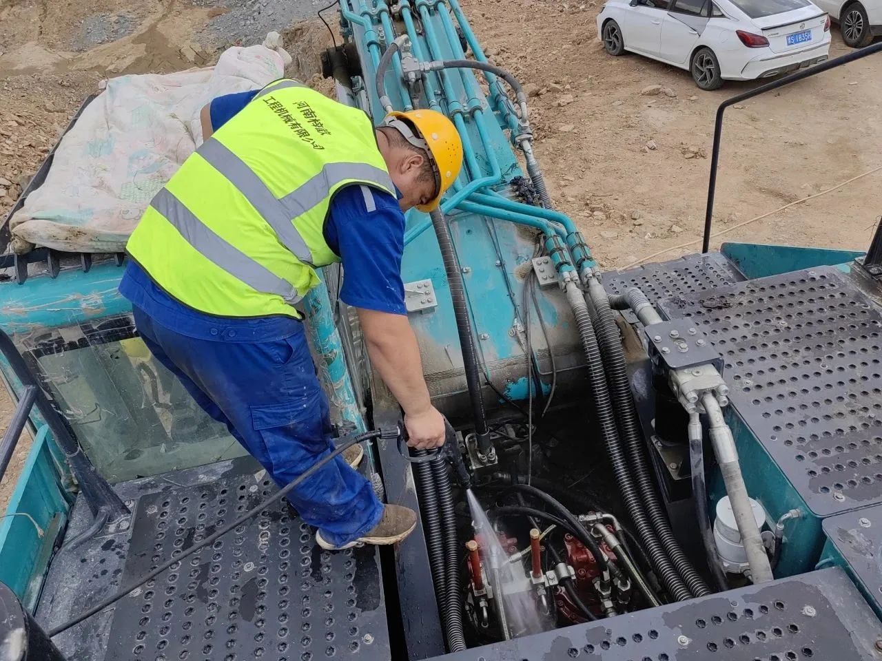 步履一直，，服务不止！！！鸿运国际智能挖掘机服务万里行火热举行中