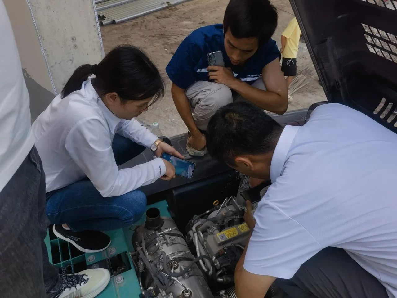 步履一直，，服务不止！！！鸿运国际智能挖掘机服务万里行火热举行中