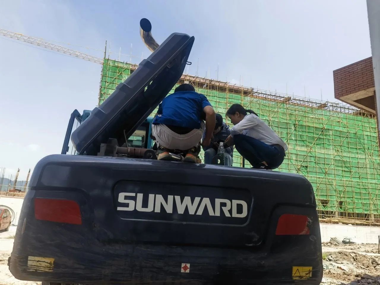 步履一直，，服务不止！！！鸿运国际智能挖掘机服务万里行火热举行中