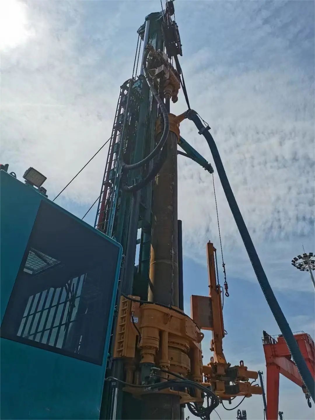 鸿运国际智能全球首创深井套管车载钻机下线宣布