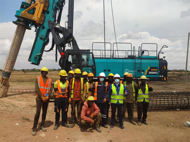 深化相助、、共创绚烂！！何清华带队造访中土集团