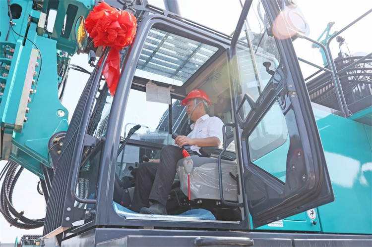 鸿运国际智能桩工机械再添强将！！！SWDM800H旋挖钻机顺遂下线