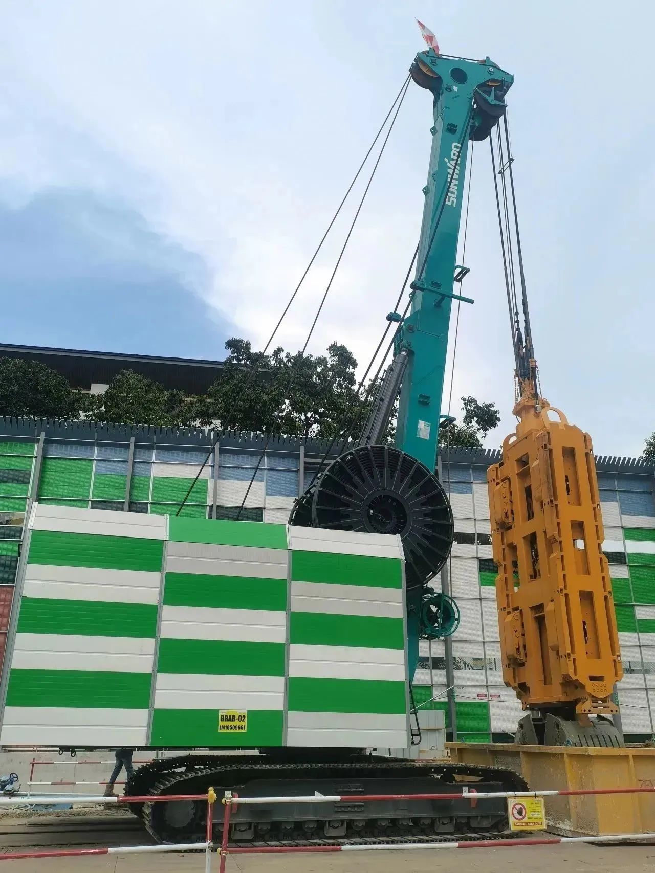 助力海内国际重大工程！！！鸿运国际智能液压抓斗实力“出圈”