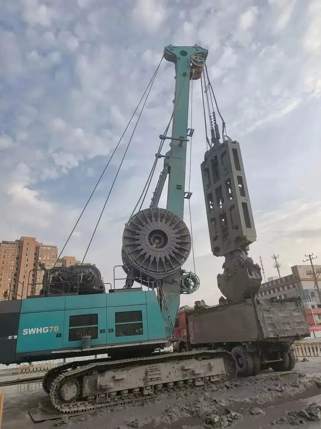 助力海内国际重大工程！！！鸿运国际智能液压抓斗实力“出圈”