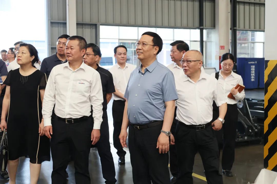 中宣部社科领域专家学者到鸿运国际智能调研高质量生长