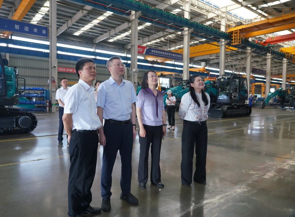 长沙市人民政府副市长、、、市工商联主席康镇麟调研鸿运国际智能