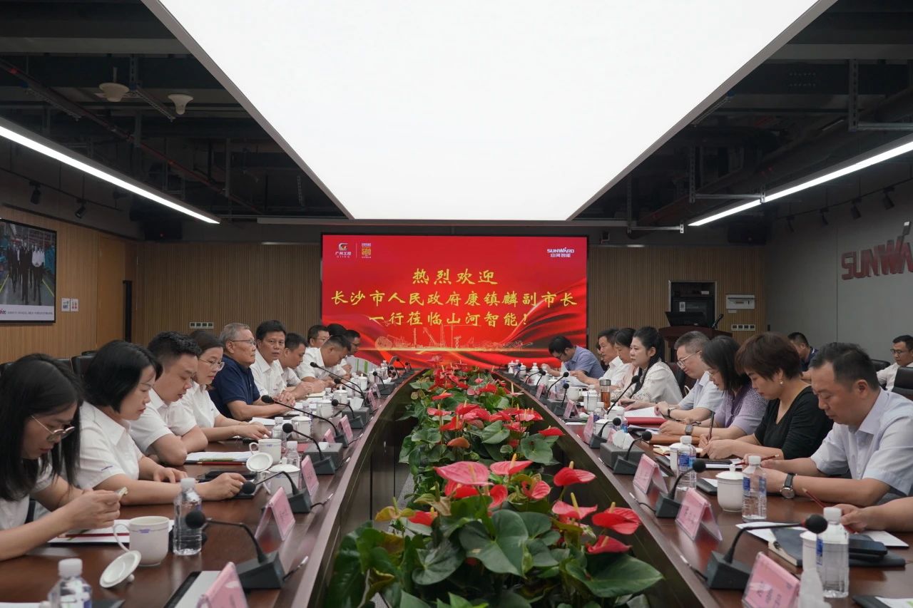 长沙市人民政府副市长、、、市工商联主席康镇麟调研鸿运国际智能