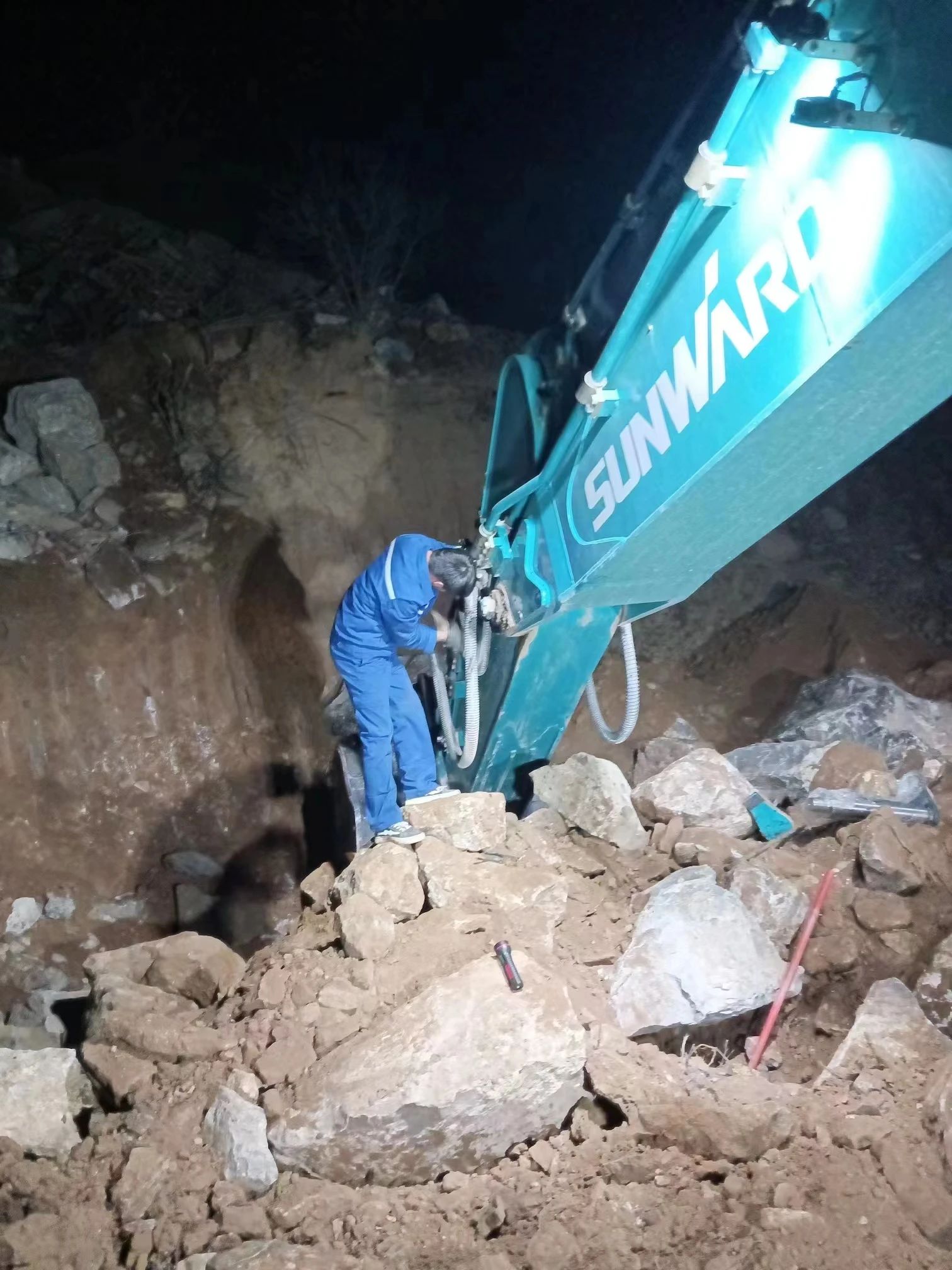 一线“热”闻 | 专业售后，，，专心折务！！！鸿运国际智能挖掘机服务万里行一直在路上