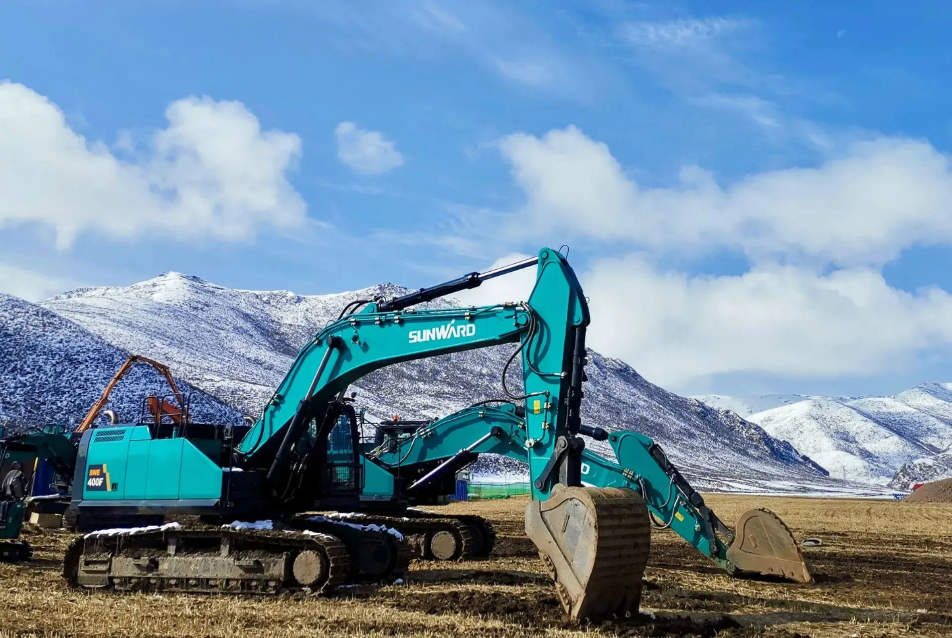 口碑超赞！！鸿运国际智能SWE400F挖掘机荣获工程机械明星产品大奖