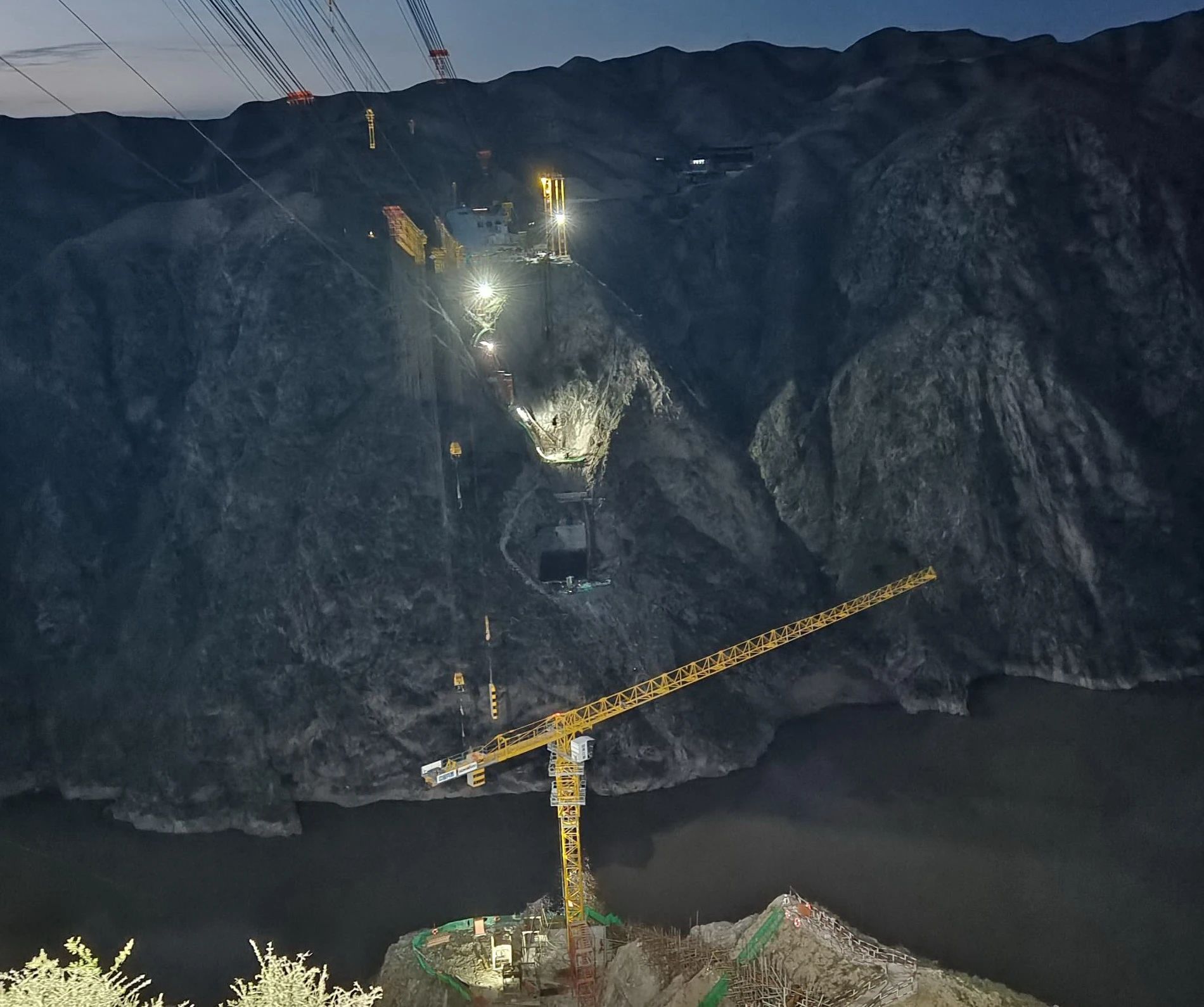 一桥通南北，，群岭变坦途！！鸿运国际江麓塔机助建洮河大桥