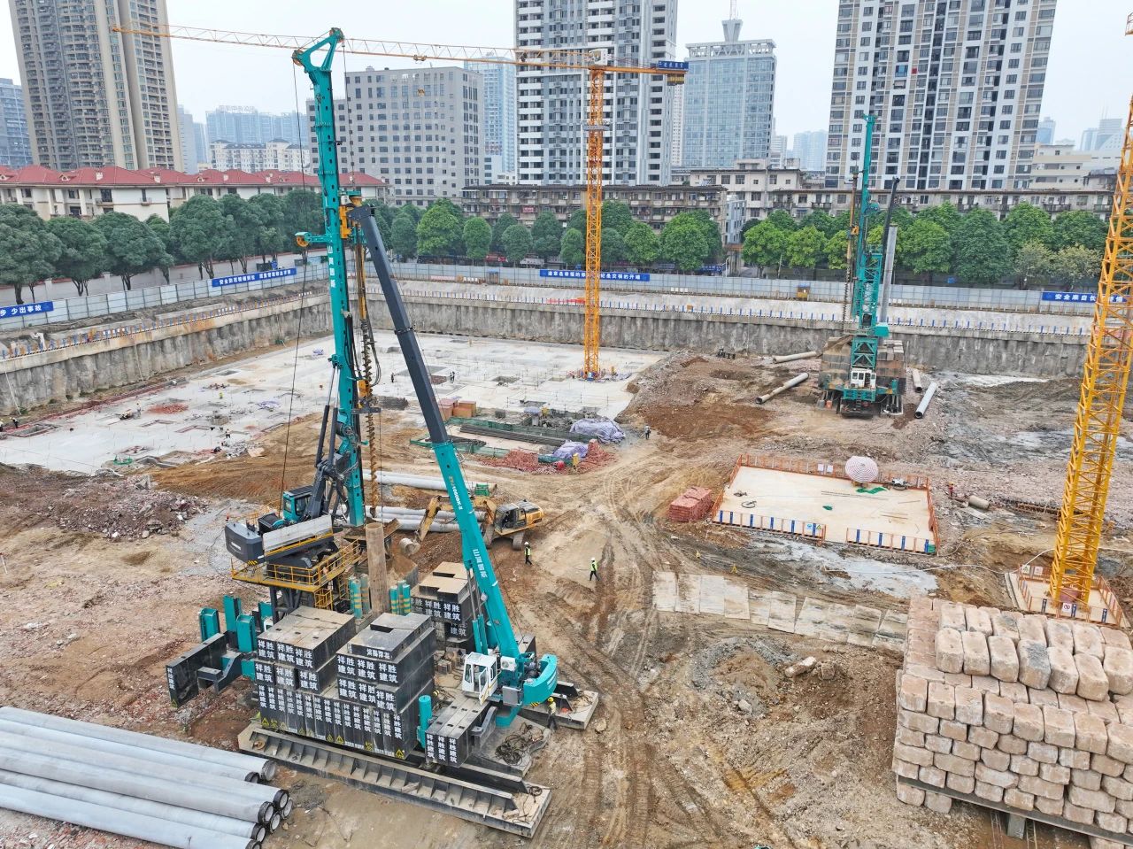 “绿巨人”显神威！！鸿运国际智能引孔式静力压桩机助建“绿城”南宁民生项目