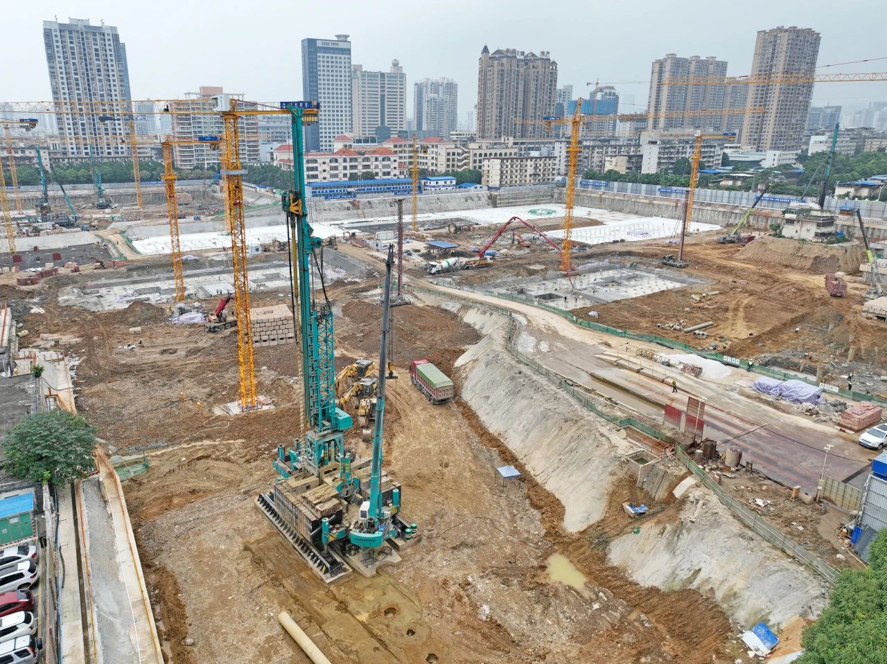 “绿巨人”显神威！！鸿运国际智能引孔式静力压桩机助建“绿城”南宁民生项目