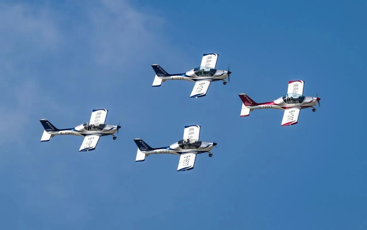 央媒聚焦！一起见证首届亚洲通用航空展上的鸿运国际风范