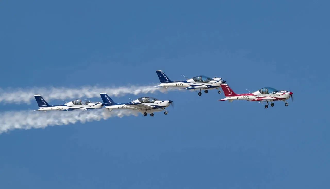 央媒聚焦！一起见证首届亚洲通用航空展上的鸿运国际风范