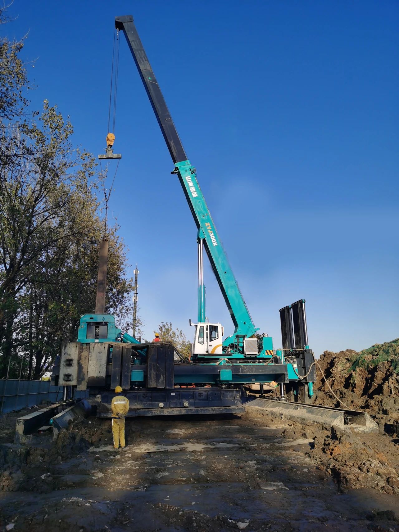 “鸿运国际绿”闪灼西子湖畔！鸿运国际智能ZYJ300X斜桩压桩机强势来袭