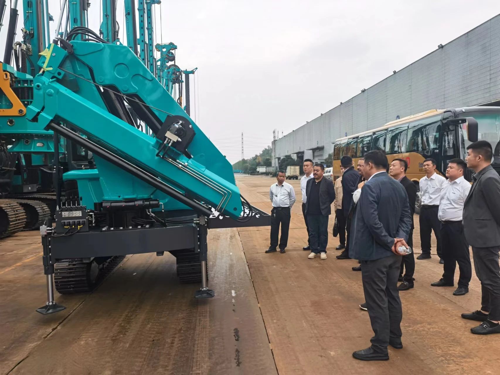 行业严冬现暖阳！现场签购20台旋挖钻机，鸿运国际智能携手湖南骏牛助力国家电网项目建设