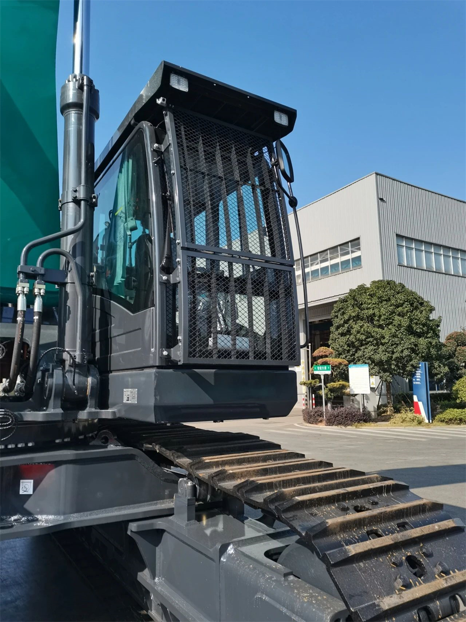 定制开发、功效更强！鸿运国际智能SWE750ELR加长臂液压挖掘机下线交付