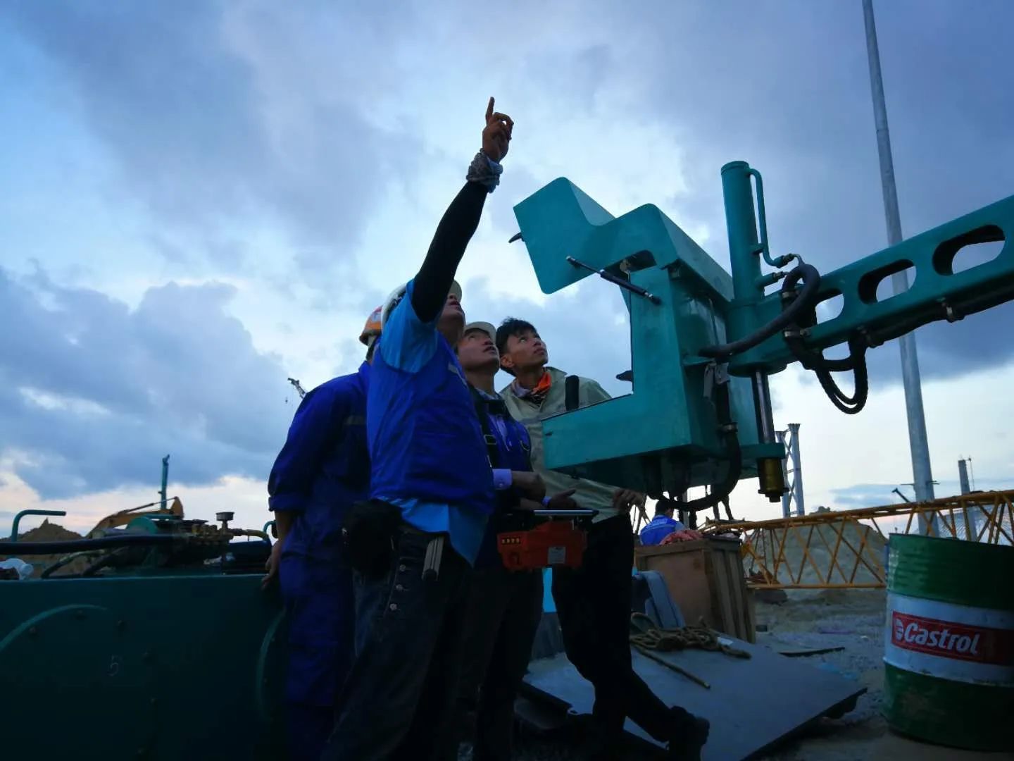 看鸿运国际工匠们怎样用一双巧手“拿捏”事情、创立“奇！！