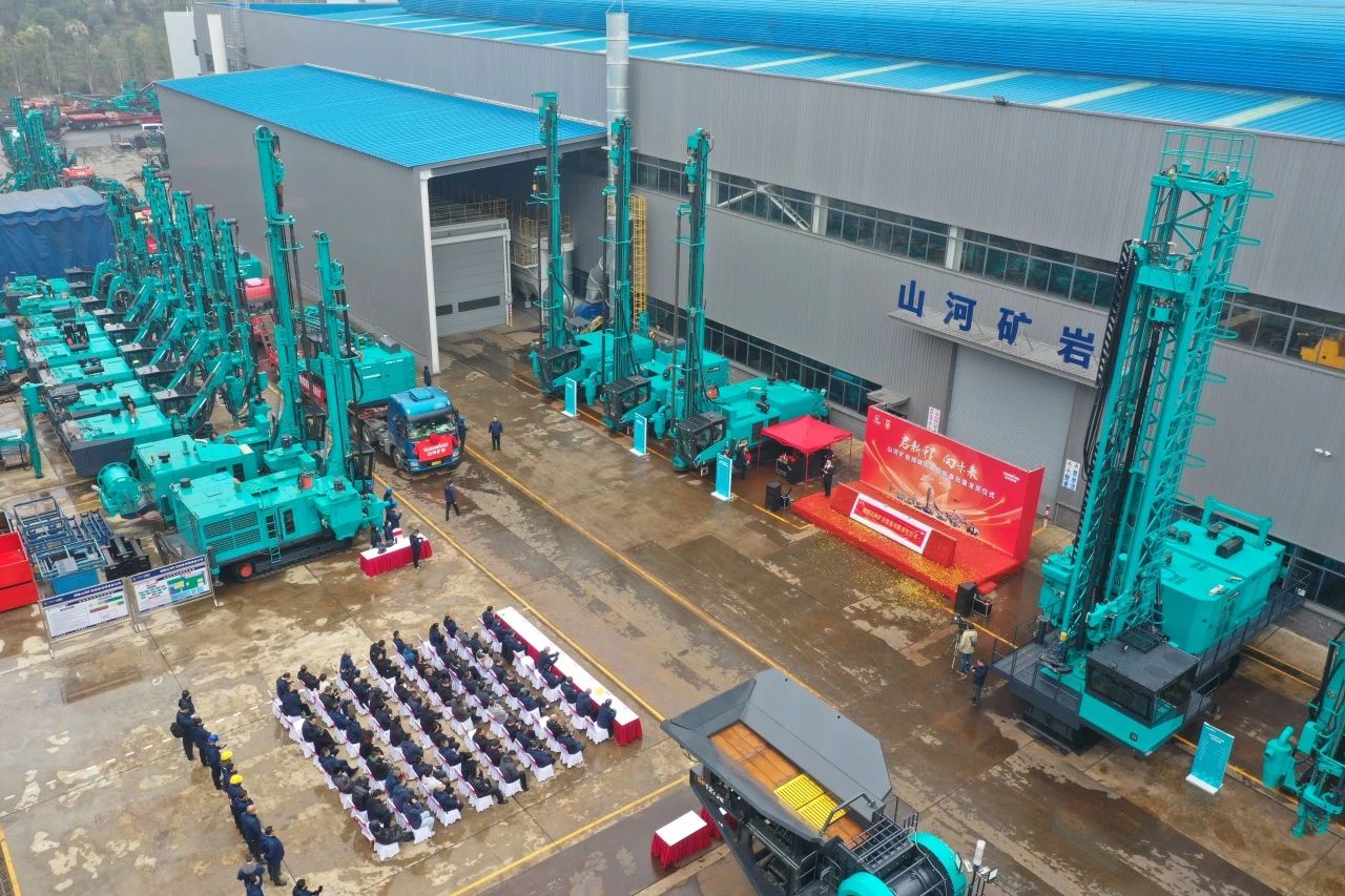 启新程，，，向未来！！鸿运国际矿岩揭牌庆典暨新春发货仪式圆满举行