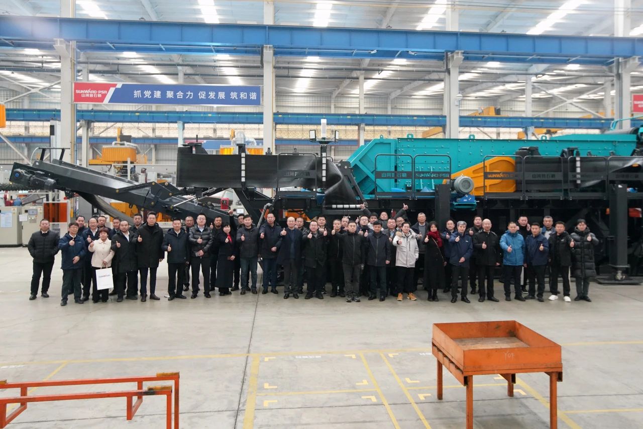 启新程，，，向未来！！鸿运国际矿岩揭牌庆典暨新春发货仪式圆满举行