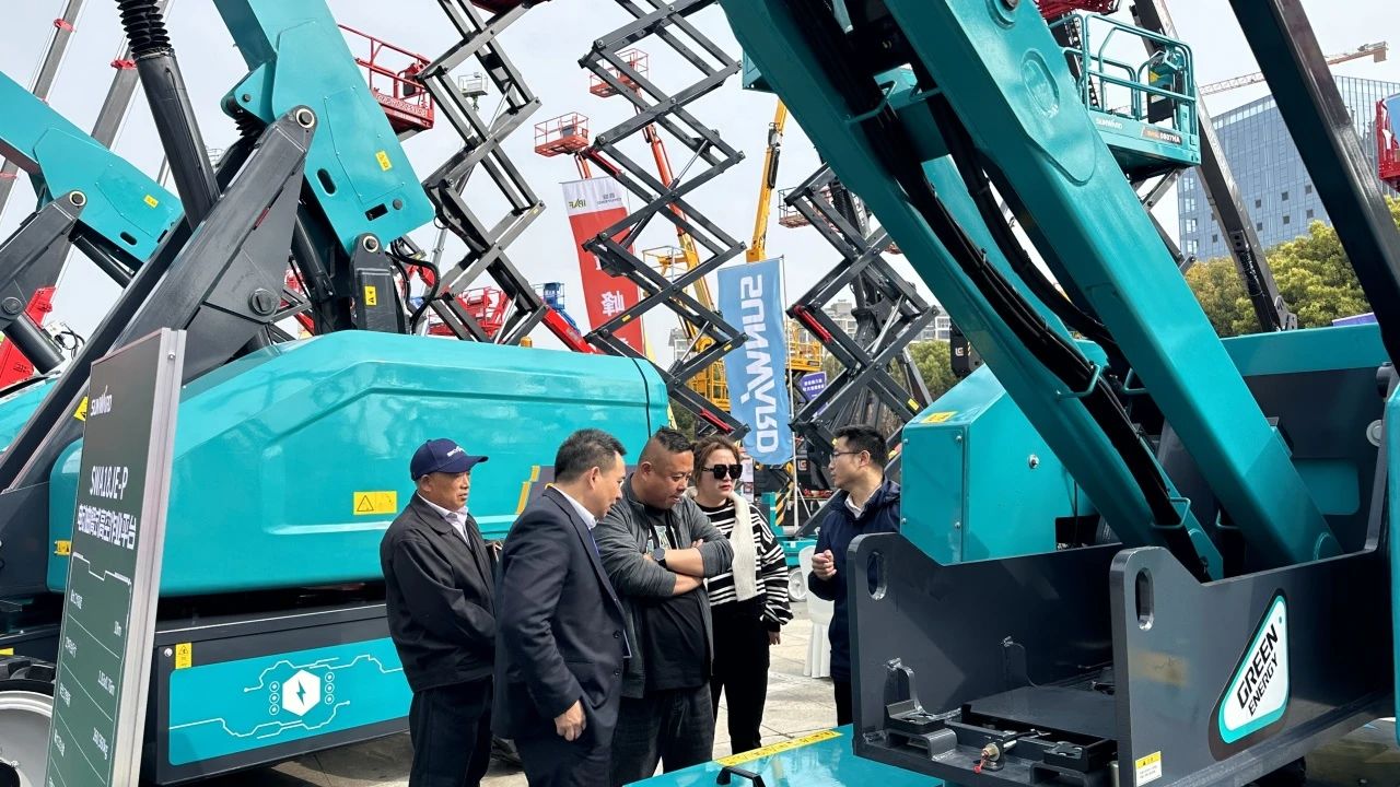 “爆品”来袭，，签简单直！ 鸿运国际智能艳服亮相第八届天下高空作业平台租赁大会